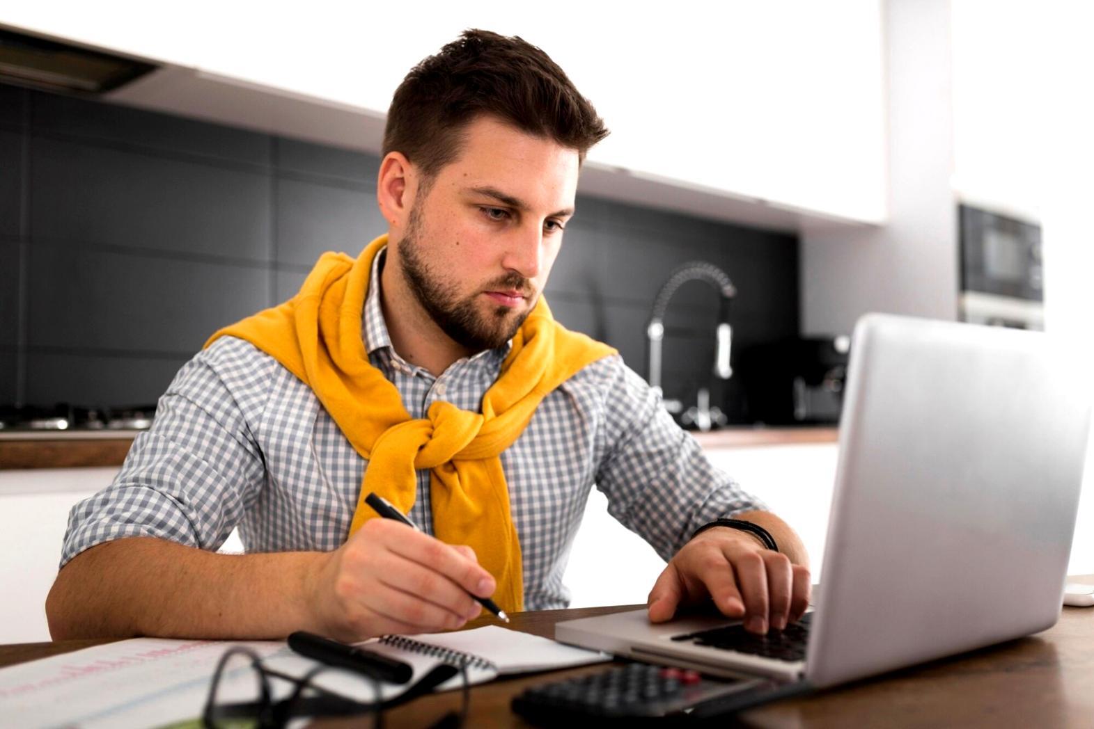 Groupe de professionnels en finance collaborant dans un environnement d'apprentissage moderne